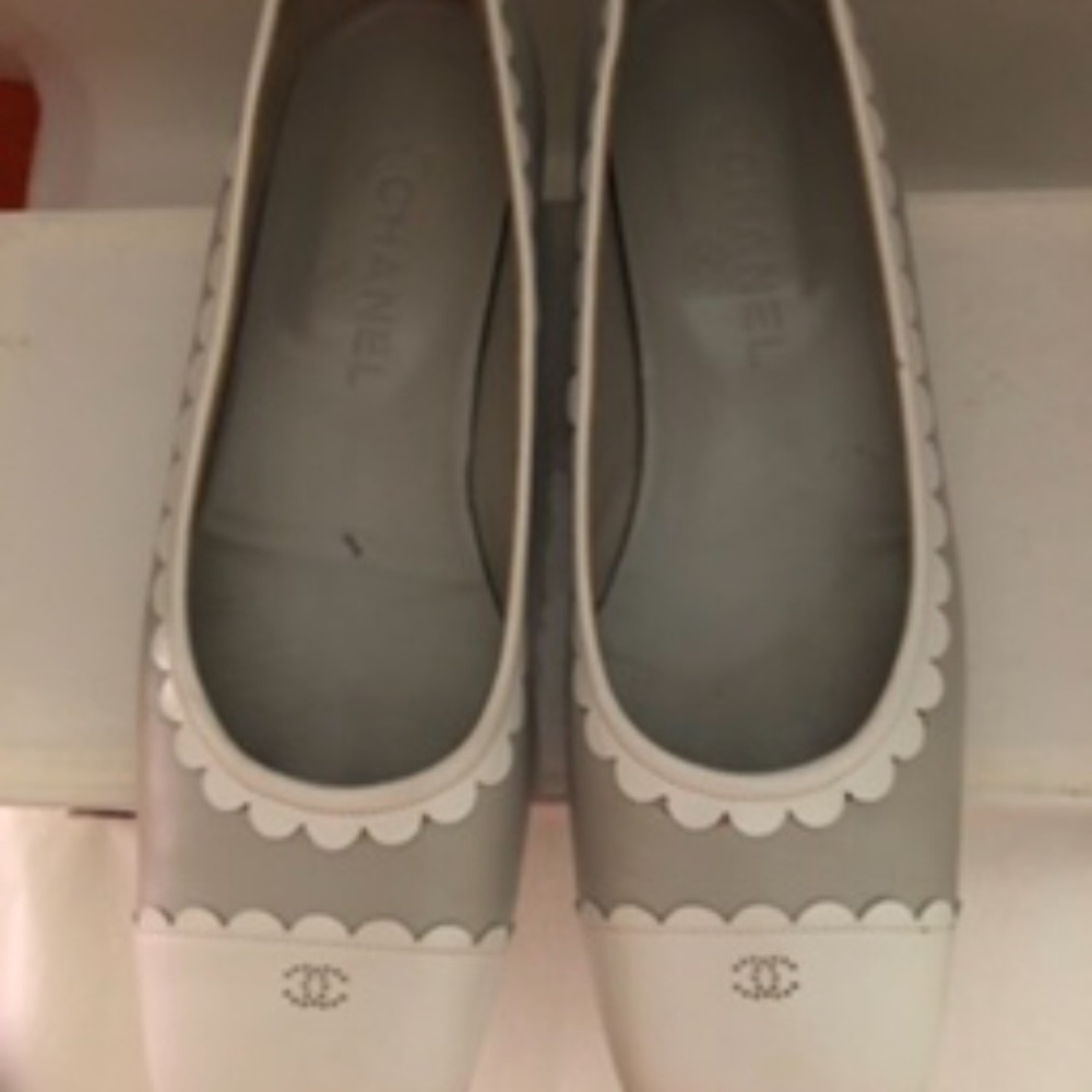 CHANEL Authentic Ballerina - Gray and White Flats Leather - Picture 7 of 9